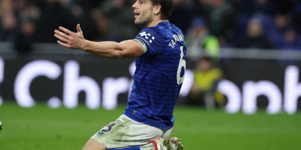 曼联夏季引援重磅目标：沃顿的转会之路与挑战解析